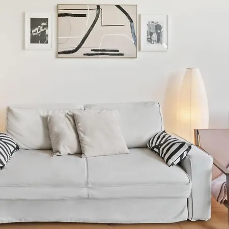 Elegant 1br Apt, Balcony, Pool, Central Location Appartement *