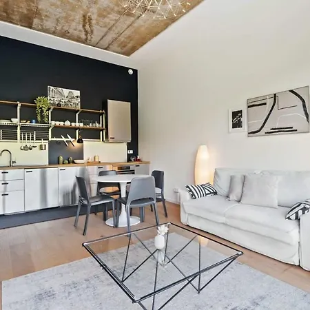Elegant 1br Apt, Balcony, Pool, Central Location Appartement