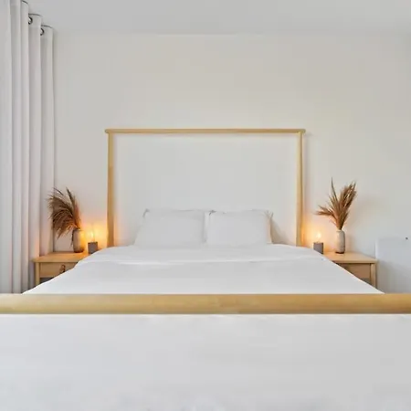 Elegant 1br Apt, Balcony, Pool, Central Location *