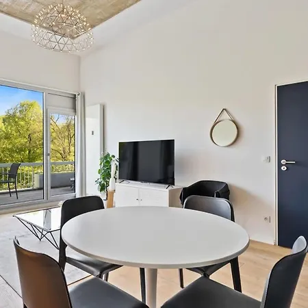 Elegant 1br Apt, Balcony, Pool, Central Location Appartement Luxembourg
