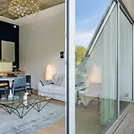 Elegant 1br Apt, Balcony, Pool, Central Location דירה *