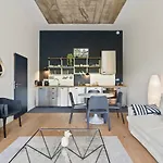 Elegant 1br Apt, Balcony, Pool, Central Location דירה