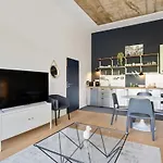 Elegant 1br Apt, Balcony, Pool, Central Location *