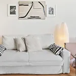 Elegant 1br Apt, Balcony, Pool, Central Location דירה *