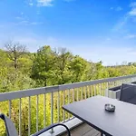 Elegant 1br Apt, Balcony, Pool, Central Location דירה