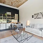 Elegant 1br Apt, Balcony, Pool, Central Location דירה