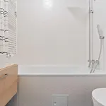 Elegant 1br Apt, Balcony, Pool, Central Location לוקסמבורג