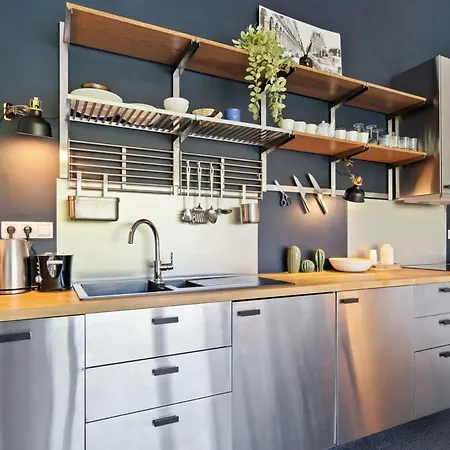 Elegant 1br Apt, Balcony, Pool, Central Location *