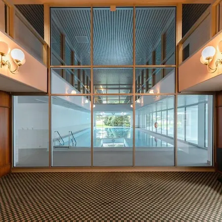 Elegant 1br Apt, Balcony, Pool, Central Location