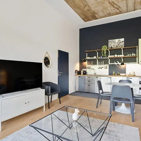 Elegant 1br Apt, Balcony, Pool, Central Location *