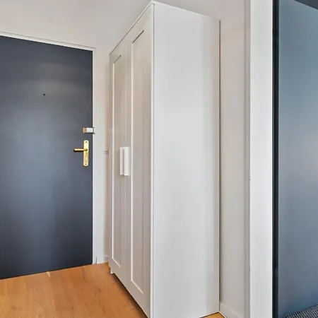 Elegant 1br Apt, Balcony, Pool, Central Location Luxembourg