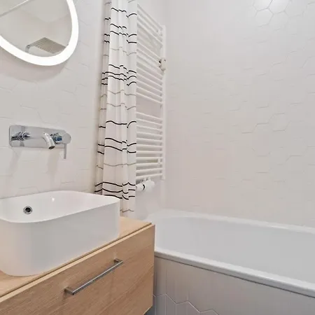 Elegant 1br Apt, Balcony, Pool, Central Location