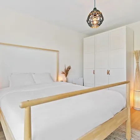 Elegant 1br Apt, Balcony, Pool, Central Location 公寓 *