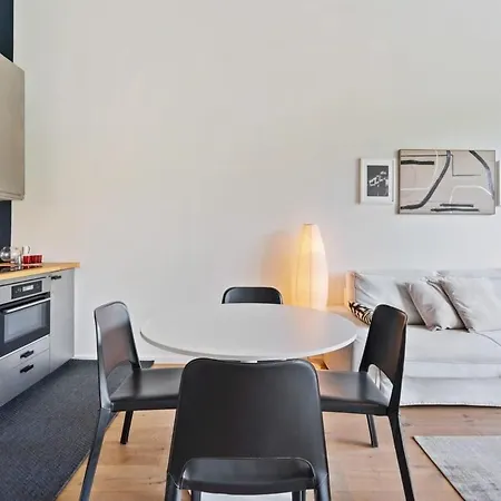 Elegant 1br Apt, Balcony, Pool, Central Location 公寓 *