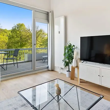 Elegant 1br Apt, Balcony, Pool, Central Location 公寓 *