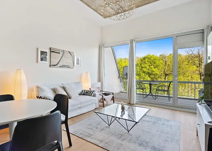 Elegant 1br Apt, Balcony, Pool, Central Location *