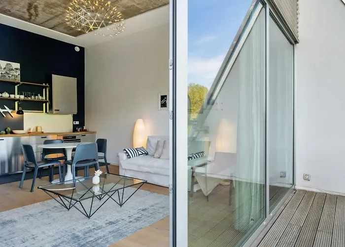 Elegant 1br Apt, Balcony, Pool, Central Location Apartment *