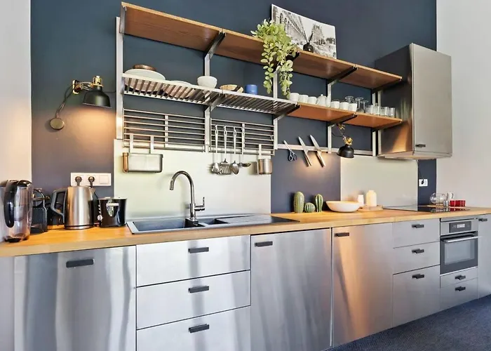 Elegant 1br Apt, Balcony, Pool, Central Location *