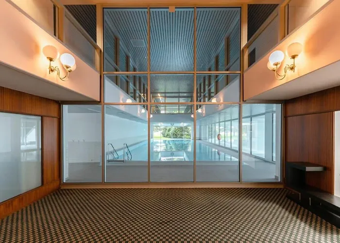 Elegant 1br Apt, Balcony, Pool, Central Location