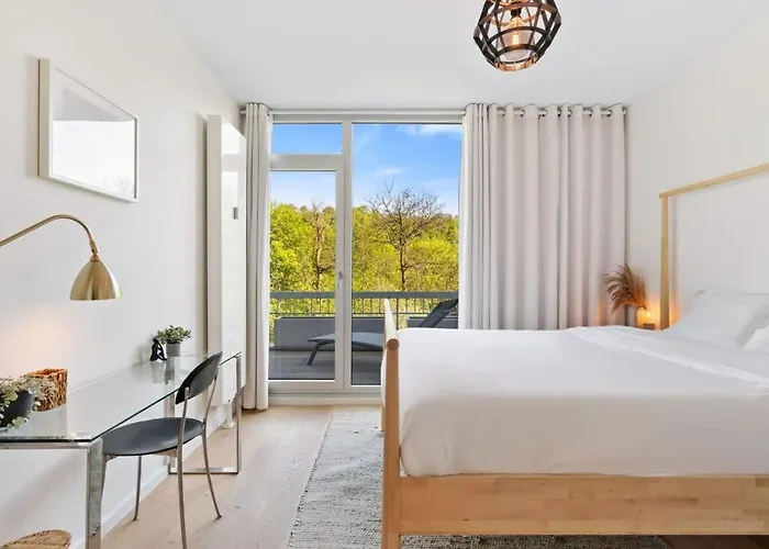 Apartment Elegant 1br Apt, Balcony, Pool, Central Location