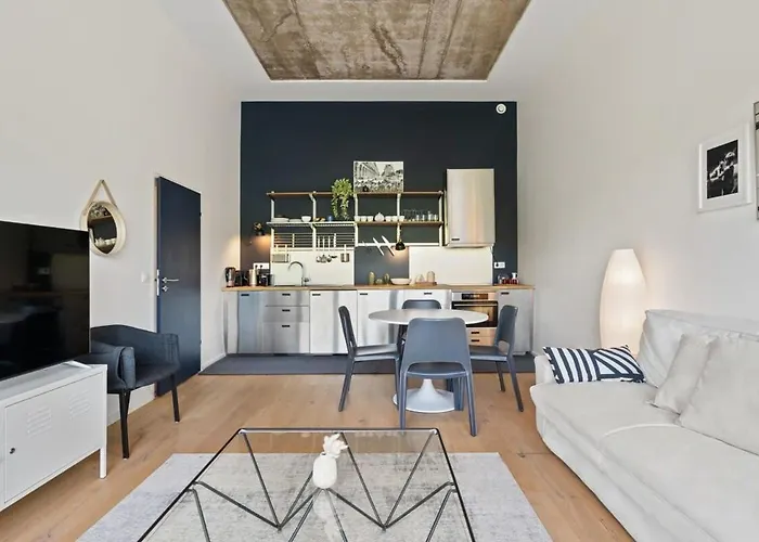 Elegant 1br Apt, Balcony, Pool, Central Location Apartment