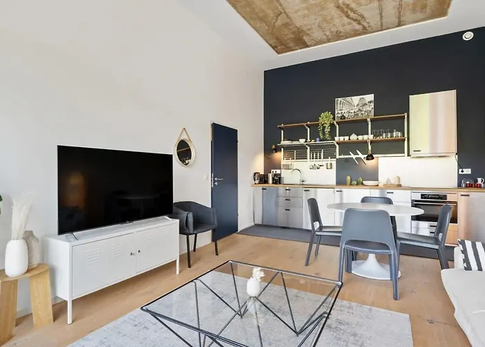 Elegant 1br Apt, Balcony, Pool, Central Location *