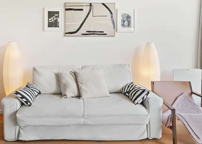 Elegant 1br Apt, Balcony, Pool, Central Location Apartment *