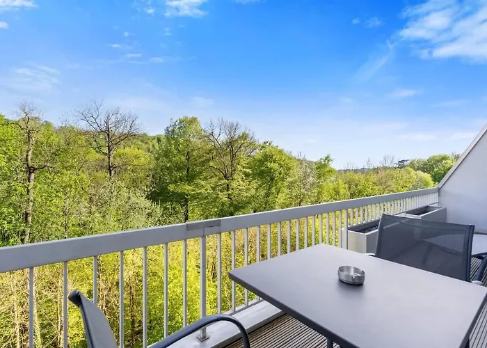 Elegant 1br Apt, Balcony, Pool, Central Location Apartment