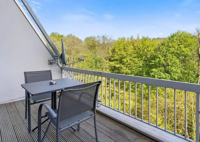 Elegant 1br Apt, Balcony, Pool, Central Location Apartment *