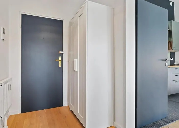 Elegant 1br Apt, Balcony, Pool, Central Location Luxembourg