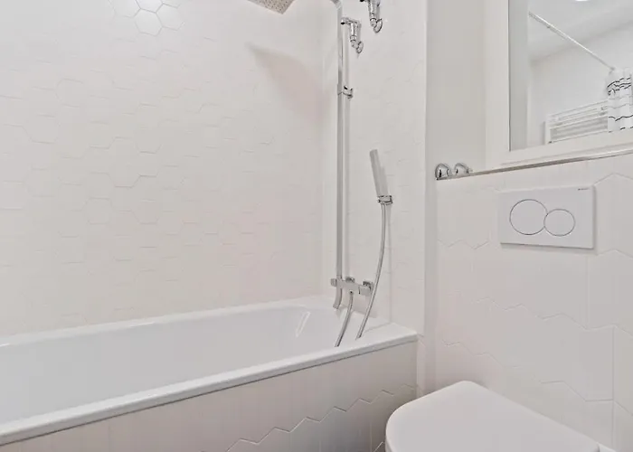 Elegant 1br Apt, Balcony, Pool, Central Location شقة