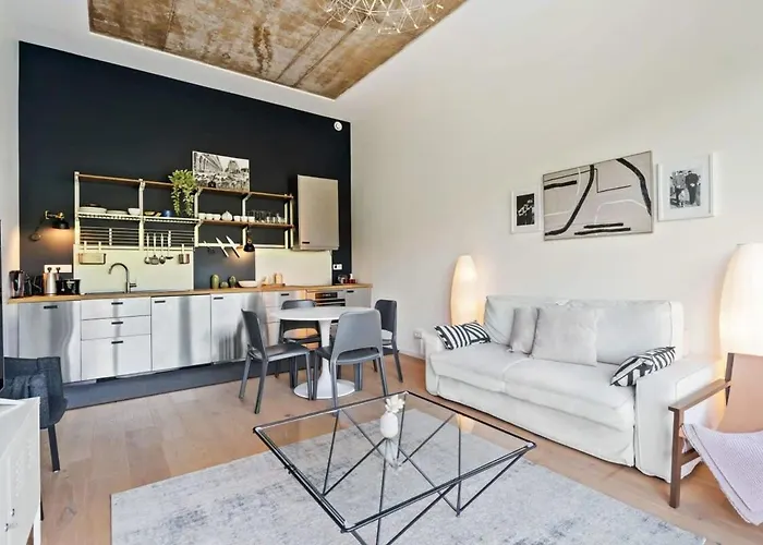 Elegant 1br Apt, Balcony, Pool, Central Location Apartment