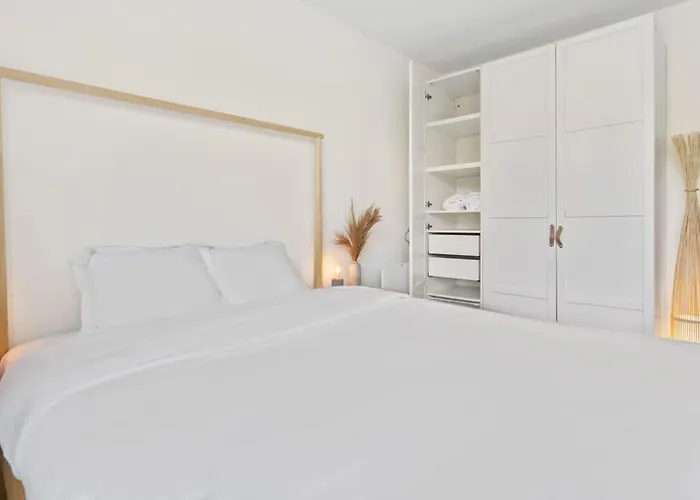 Apartment Elegant 1br Apt, Balcony, Pool, Central Location *