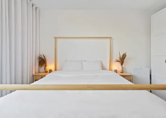 Elegant 1br Apt, Balcony, Pool, Central Location *