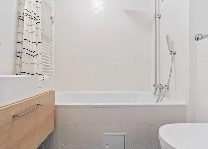 Elegant 1br Apt, Balcony, Pool, Central Location Люксембург