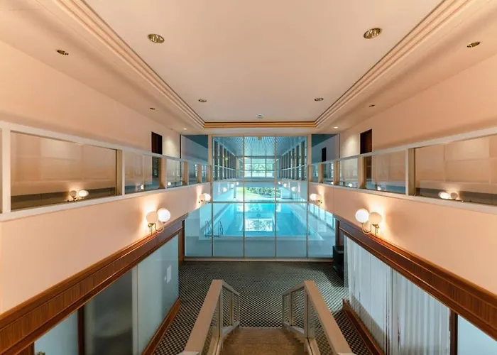 Elegant 1br Apt, Balcony, Pool, Central Location شقة