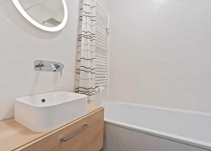 Elegant 1br Apt, Balcony, Pool, Central Location