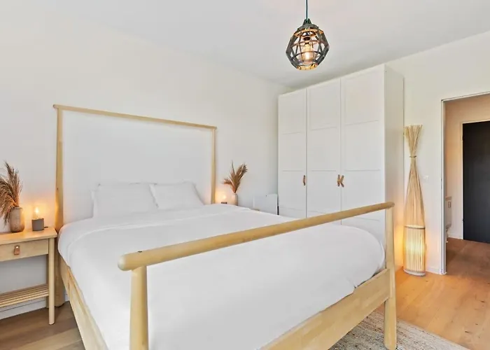 Elegant 1br Apt, Balcony, Pool, Central Location Apartment *