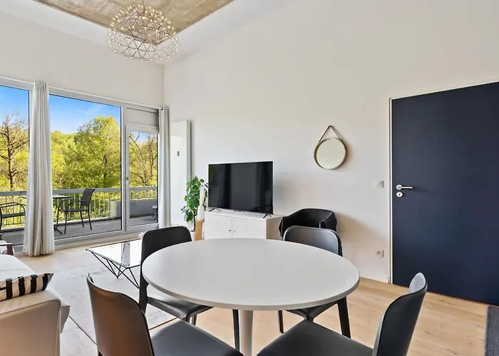 Elegant 1br Apt, Balcony, Pool, Central Location Apartment Luxembourg