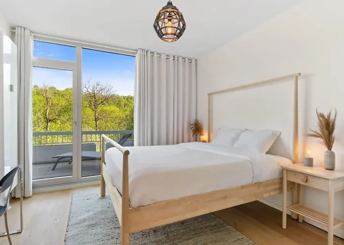 Apartment Elegant 1br Apt, Balcony, Pool, Central Location *