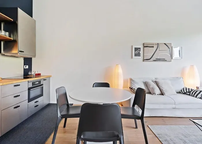 Elegant 1br Apt, Balcony, Pool, Central Location Apartment *