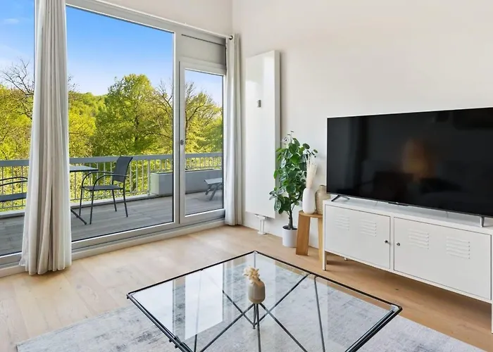 Elegant 1br Apt, Balcony, Pool, Central Location Apartment *