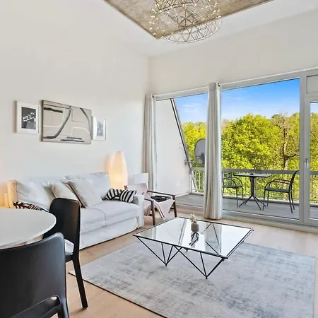 Elegant 1br Apt, Balcony, Pool, Central Location *