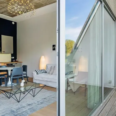 Elegant 1br Apt, Balcony, Pool, Central Location Lejlighed *