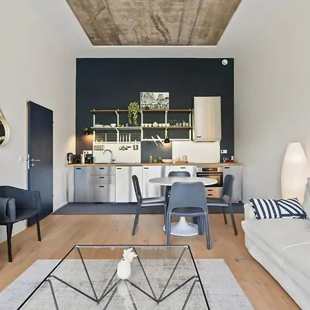 Elegant 1br Apt, Balcony, Pool, Central Location Lejlighed