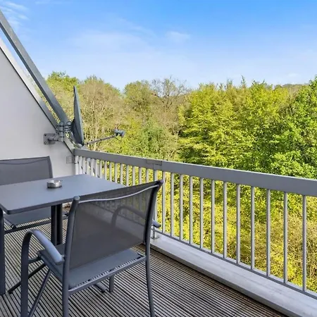 Elegant 1br Apt, Balcony, Pool, Central Location Lejlighed *