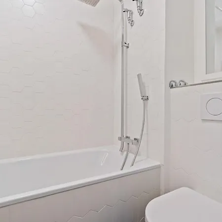 Elegant 1br Apt, Balcony, Pool, Central Location Lejlighed