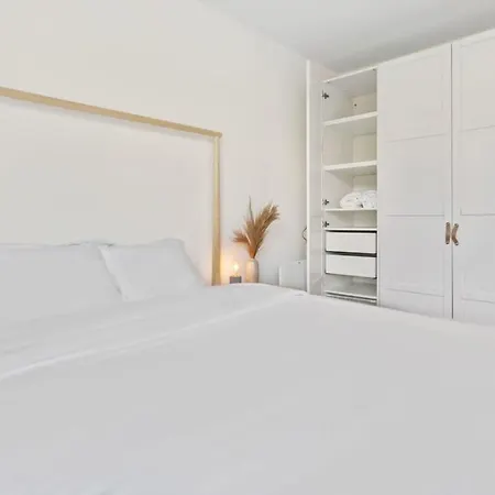 Lejlighed Elegant 1br Apt, Balcony, Pool, Central Location *