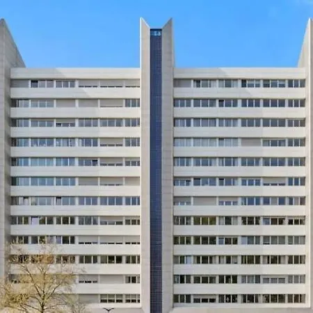 Elegant 1br Apt, Balcony, Pool, Central Location