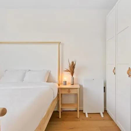 Lejlighed Elegant 1br Apt, Balcony, Pool, Central Location